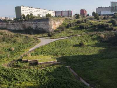 Non ci resta ora che tornare sui nostri passi: risaliamo, ma prima di salutare il quartiere raggiungiamo un piccolo rettangolo verde che si affaccia sulla cava. E qui, attraverso una retina che ci separa dal vuoto, ammiriamo il grande canyon nella sua bellezza cos� triste e selvaggia